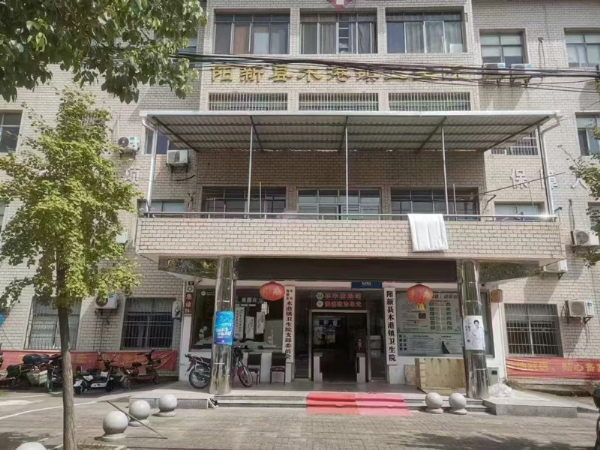 陽新縣某衛生院無影燈、手術床安裝完畢